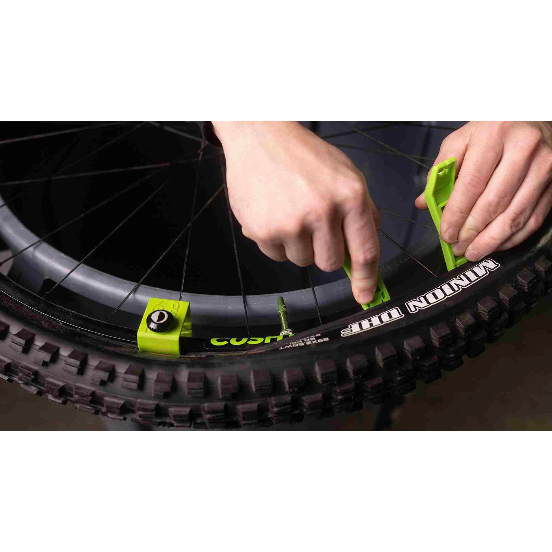 CushCore Bead Bro tyre lever
