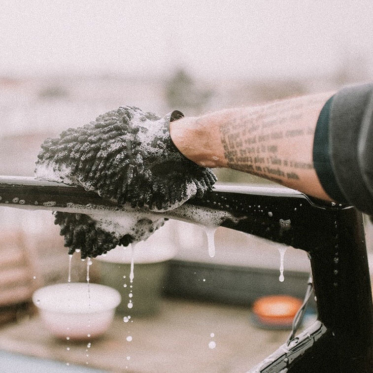 Dynamic microfibre glove for bike cleaning