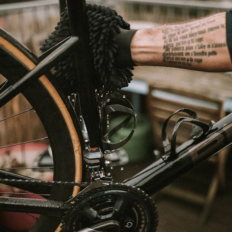 Dynamic microfibre glove for bike cleaning