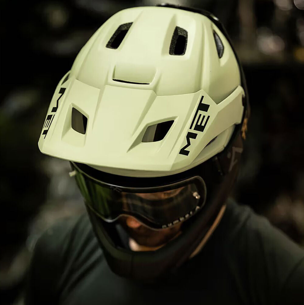 Met Parachute MCR Mips helmet 2026