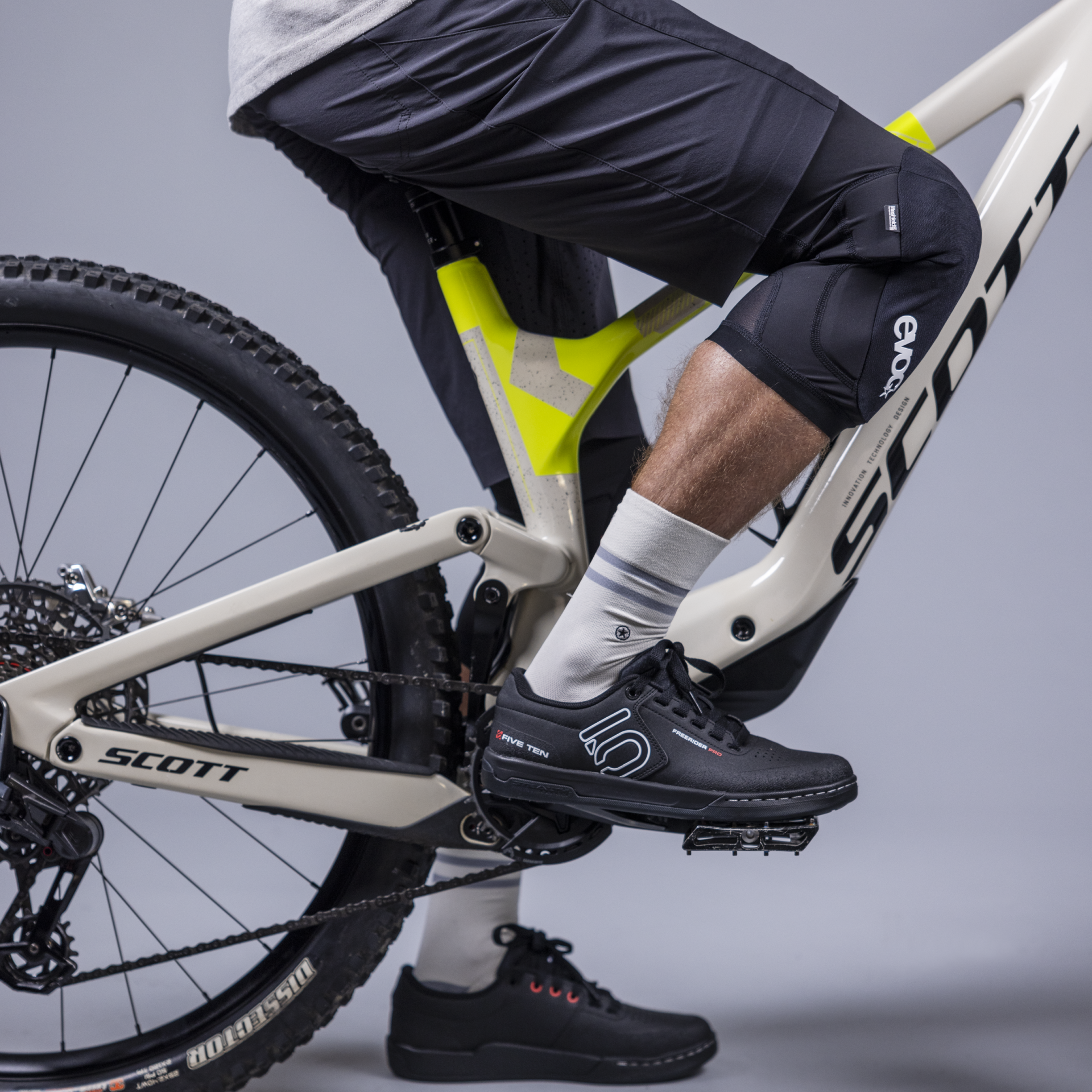 Evoc Protector LS Flex Lite knee pad